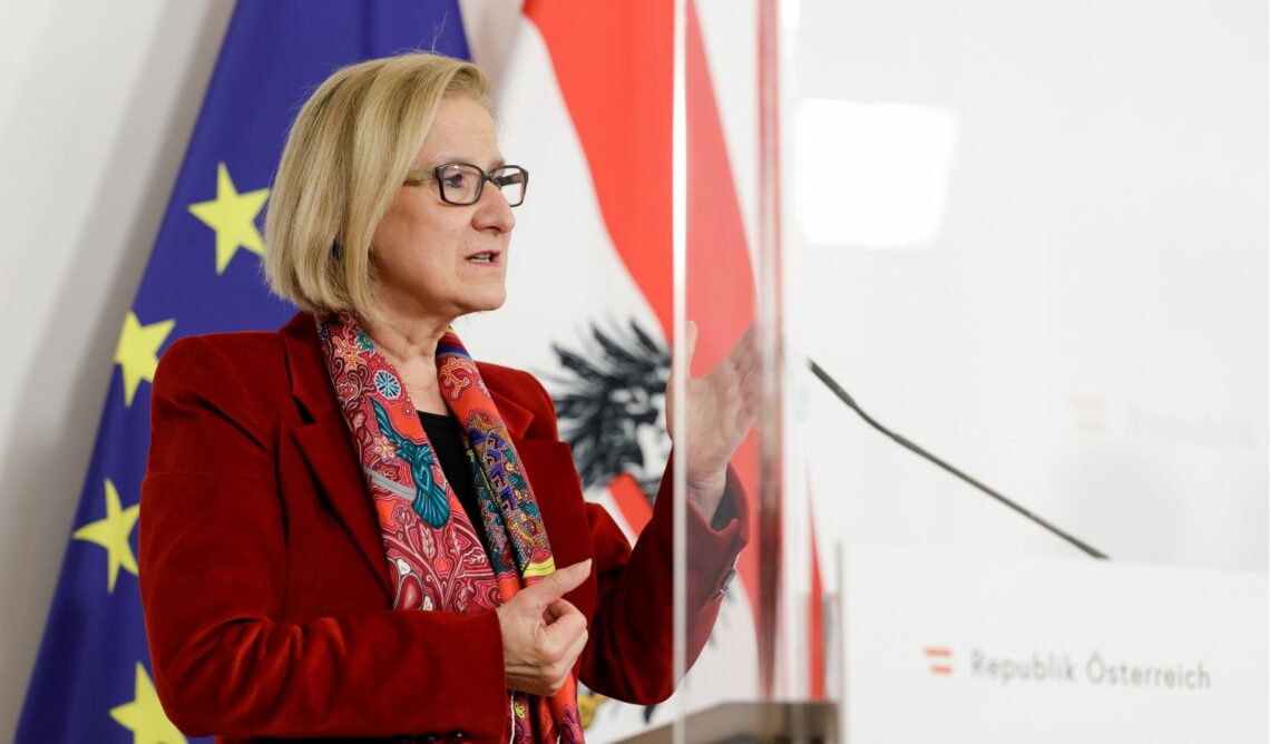 Die niederösterreichische Landeshauptfrau Johanna Mikl-Leitner spricht am Podium.