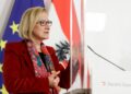 Die niederösterreichische Landeshauptfrau Johanna Mikl-Leitner spricht am Podium.