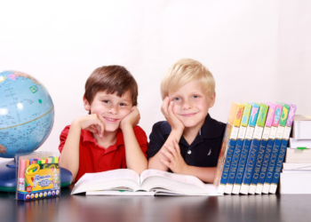 Eine aktuelle Studie zeigt, dass Eltern im Schnitt 2.223 Euro pro Kind und Jahr für Schulkosten aufbringen müssen.