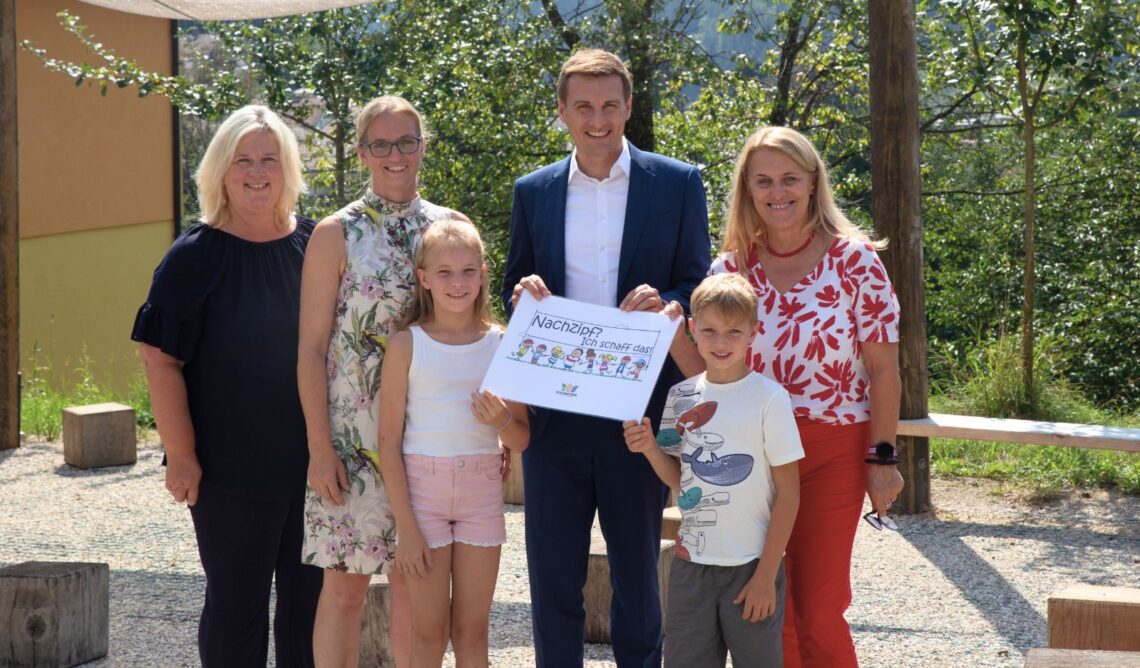Sven Hergovich überreicht Spende an das Projekt "Nachzipf? Ich schaff das!"