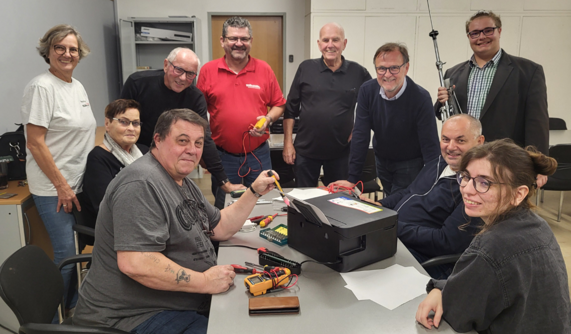 Im Reperaturcafé werden Dinge repariert statt weggeworfen.