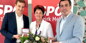Das Bild zeigt Sven Hergovich, Günther Sidl und Lisbeth Kern bei der Übergabe der Viktor-Adler-Plakette.
