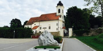 Die Pfarrkirche St. Veit in Hagenbrunn – das Wahrzeichen der Gemeinde, die mit den Folgen eines schweren Online-Betrugs konfrontiert ist.