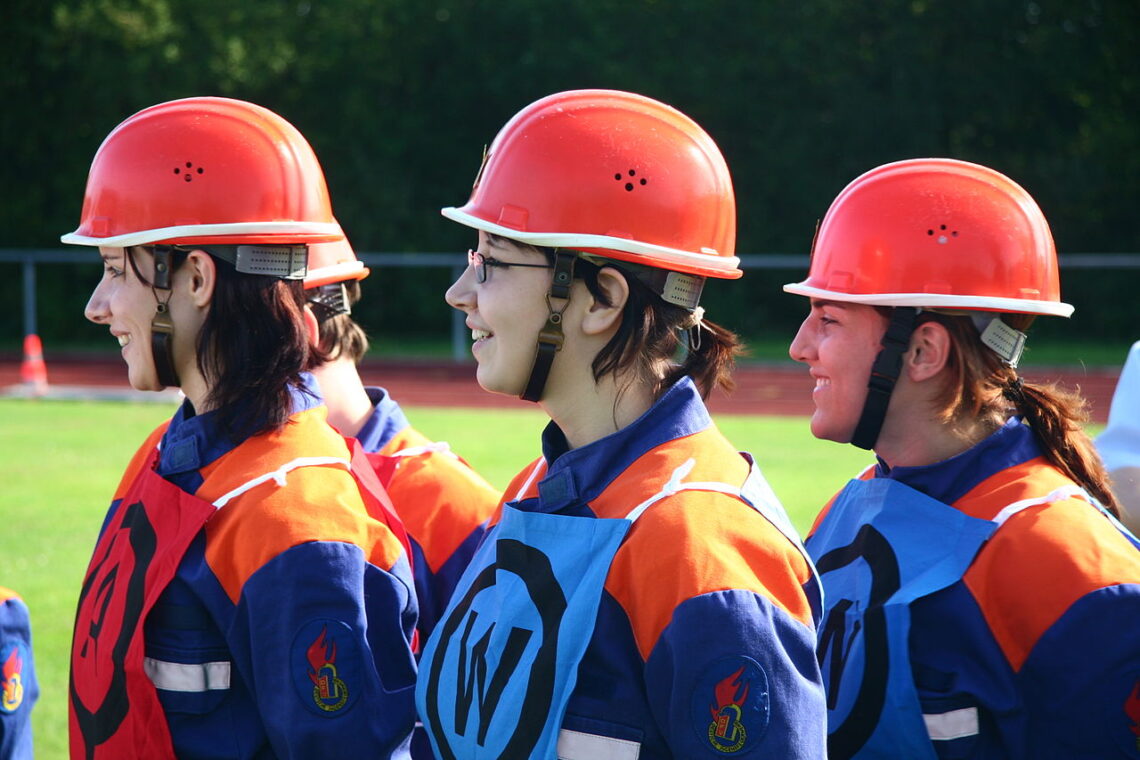 Junge Feuerwehrfrauen von der Freiwilligen Feuerwehr (Symbolbild)