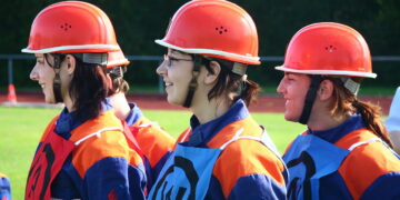 Junge Feuerwehrfrauen von der Freiwilligen Feuerwehr (Symbolbild)