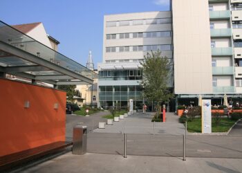 Außenansicht des Landesklinikums St. Pölten, einem zentralen Standort im Gesundheitspakt 2040+.