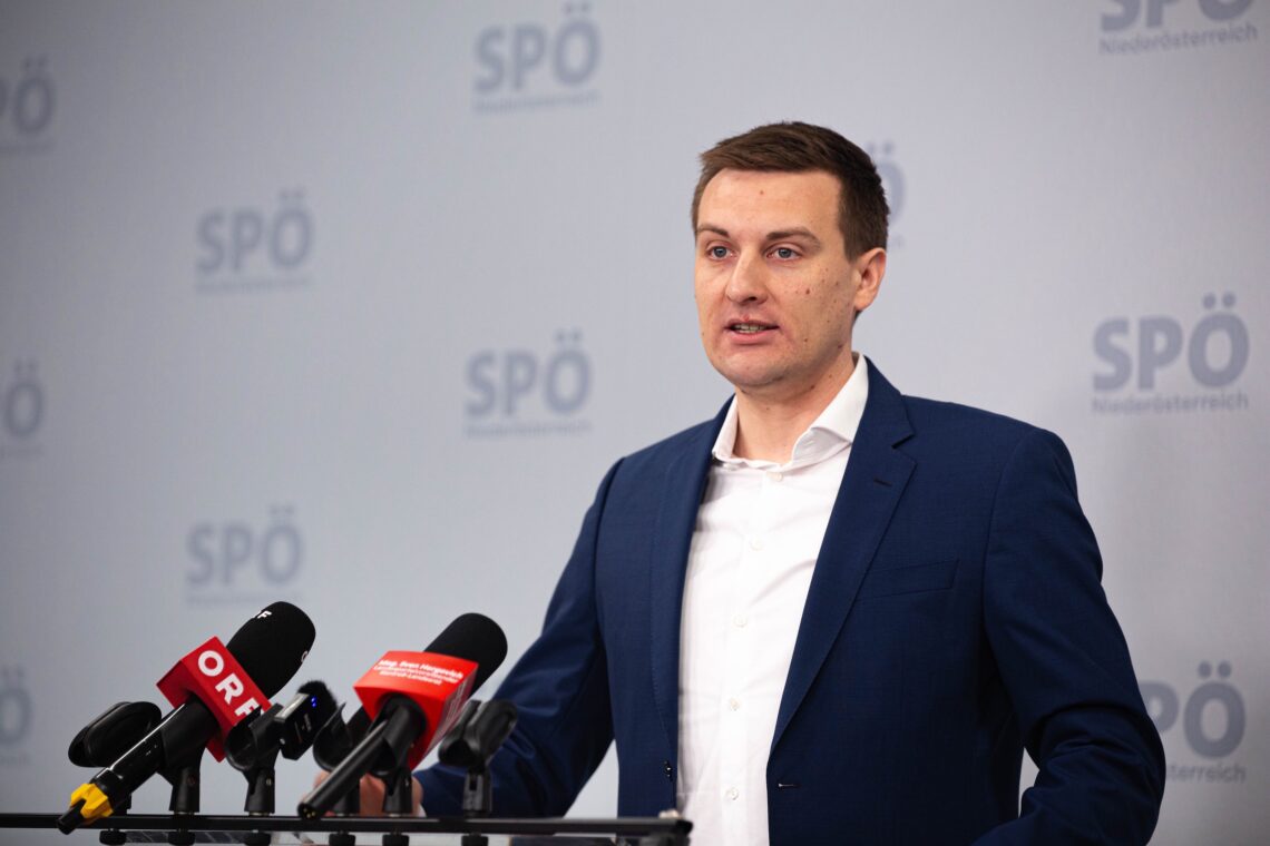 Sven Hergovich bei einer Pressekonferenz zum Wohnbau in Niederösterreich
