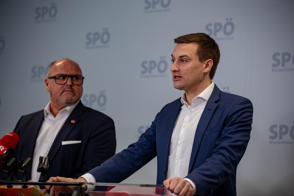 Sven Hergovich und Alois Schroll bei der Pressekonferenz der SPÖ Niederösterreich zum Fünf-Punkte-Plan für leistbare Energiepreise