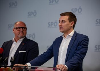 Sven Hergovich und Alois Schroll bei der Pressekonferenz der SPÖ Niederösterreich zum Fünf-Punkte-Plan für leistbare Energiepreise