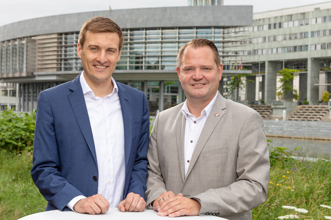 Sven Hergovich und Christian Samwald vor dem Landhaus in St. Pölten.