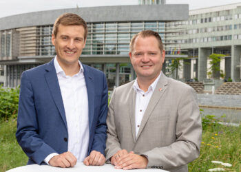 Sven Hergovich und Christian Samwald vor dem Landhaus in St. Pölten.
