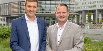 Sven Hergovich und Christian Samwald vor dem Landhaus in St. Pölten.