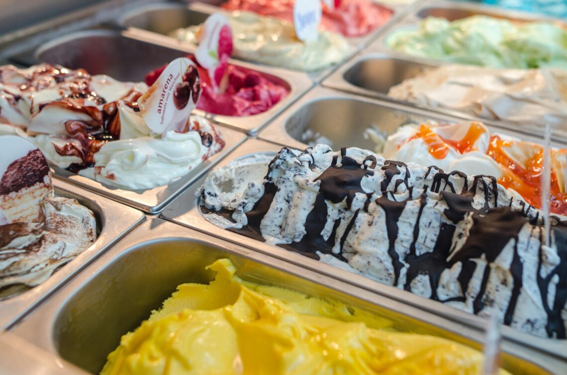 Verschiedene Eissorten in Boxen: Die Eissalons in Niederösterreich haben eine große Auswahl. (c) Pexels/Lukas