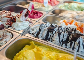 Verschiedene Eissorten in Boxen: Die Eissalons in Niederösterreich haben eine große Auswahl. (c) Pexels/Lukas