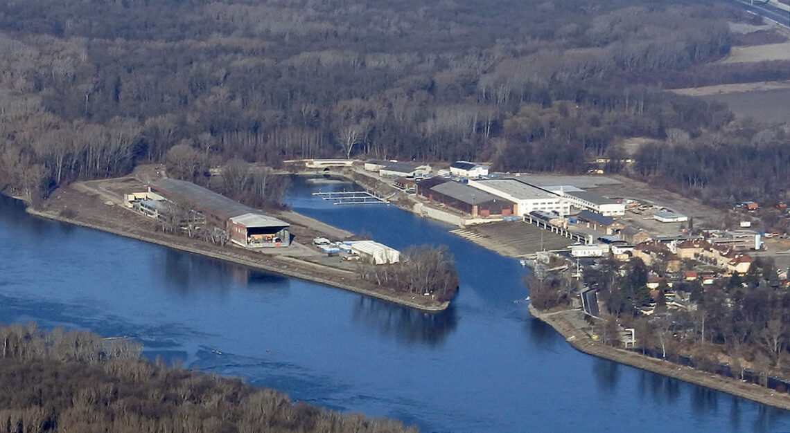 Luftaufnahme der Schiffswerft Korneuburg mit Blick auf die historischen Hallen und das Donauufer.