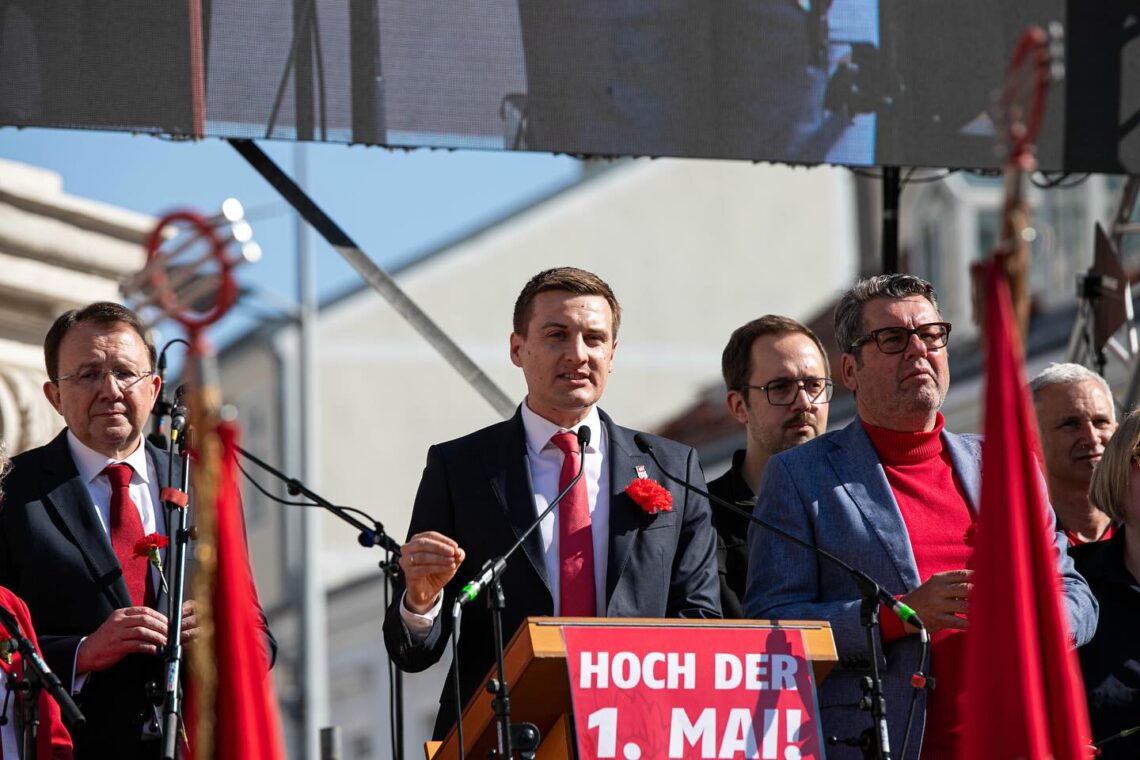 Das Bild zeigt Sven Hergovich bei seiner Rede am 1. Mai in St. Pölten.