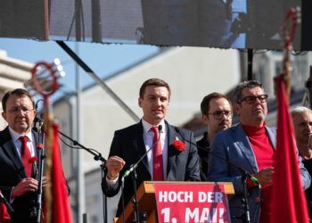 Das Bild zeigt Sven Hergovich bei seiner Rede am 1. Mai in St. Pölten.