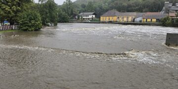 Hochwasserführender Fluss Kamp in Gars am Kamp am 14. September 2024