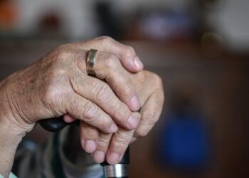 Symbolbild Pflege: Hände einer älteren Person. Bildquelle: Pixabay/Alexas_Fotos