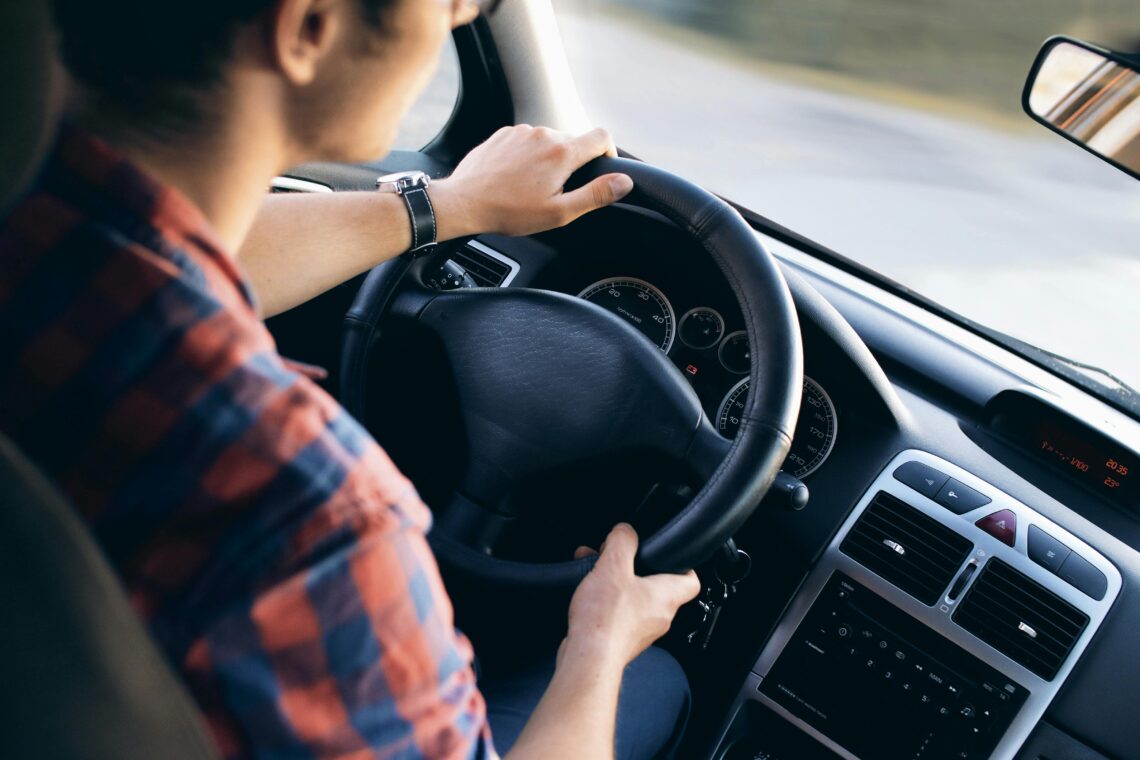 Eine Person im Auto: Es gibt viele Pendler in Niederösterreich, denen die Erhöhung des Pendlereuros hilft. (c) pexels/JESHOOTS.com