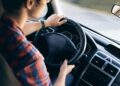 Eine Person im Auto: Es gibt viele Pendler in Niederösterreich, denen die Erhöhung des Pendlereuros hilft. (c) pexels/JESHOOTS.com