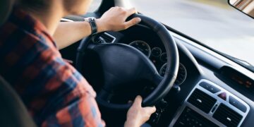 Eine Person im Auto: Es gibt viele Pendler in Niederösterreich, denen die Erhöhung des Pendlereuros hilft. (c) pexels/JESHOOTS.com