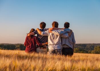 Eine Gruppe junger Menschen steht entspannt in ländlicher Umgebung – sie symbolisieren das politische Potenzial der Jugend in Niederösterreichs Gemeinden.