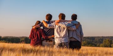 Eine Gruppe junger Menschen steht entspannt in ländlicher Umgebung – sie symbolisieren das politische Potenzial der Jugend in Niederösterreichs Gemeinden.