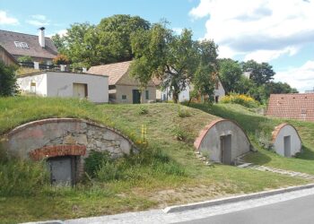 Das Bild einer traditionellen Kellergasse zeigt Weinkeller in Niederösterreich