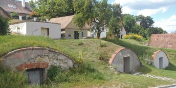 Das Bild einer traditionellen Kellergasse zeigt Weinkeller in Niederösterreich