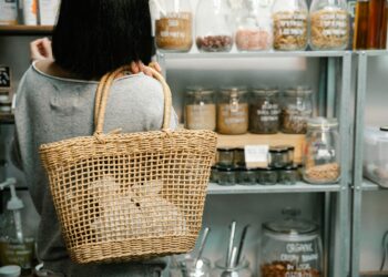 Das Bild zeigt eine Frau vor Glasbehältern in einem typischen "Unverpackt-Laden".
