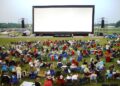 Open-Air-Kino bei Sonnenuntergang.