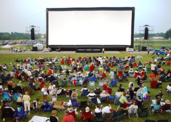 Open-Air-Kino bei Sonnenuntergang.