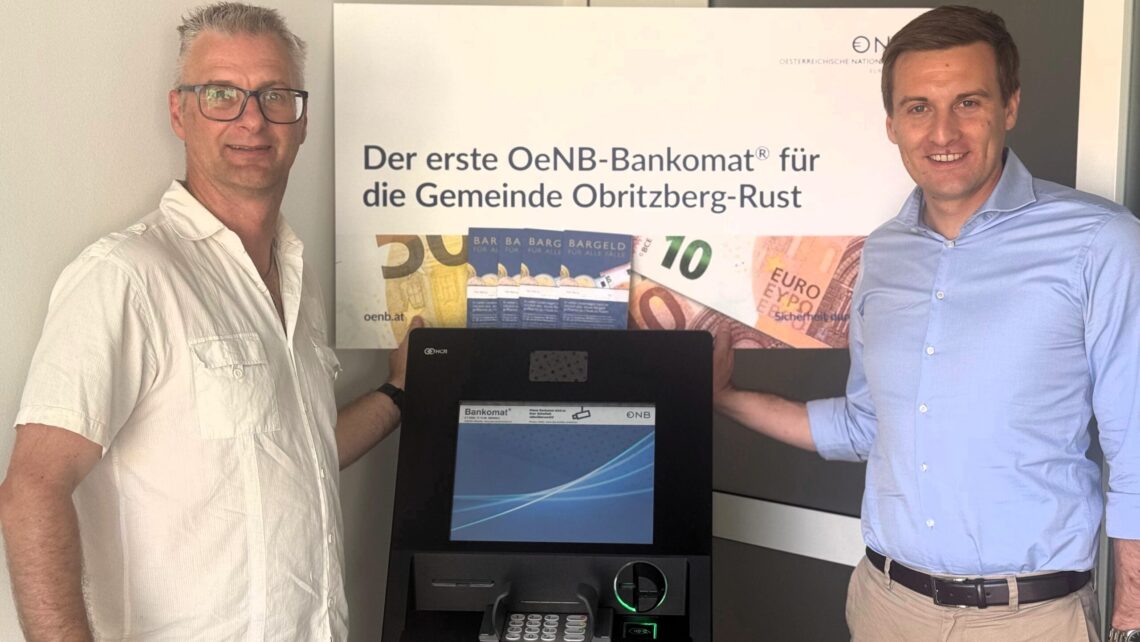 Josef Thoma, Sven Hergovich mit neuem Bankomaten in Obritzberg-Rust