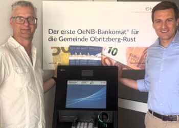 Josef Thoma, Sven Hergovich mit neuem Bankomaten in Obritzberg-Rust
