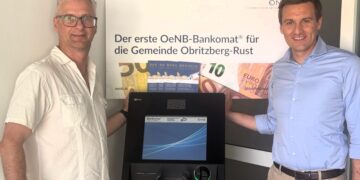 Josef Thoma, Sven Hergovich mit neuem Bankomaten in Obritzberg-Rust