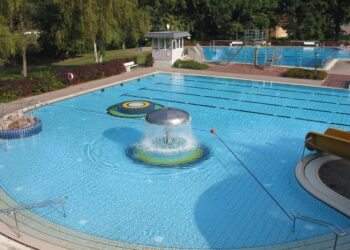 Symbolbild eines Freibads mit Blick auf ein menschenleeres Becken.