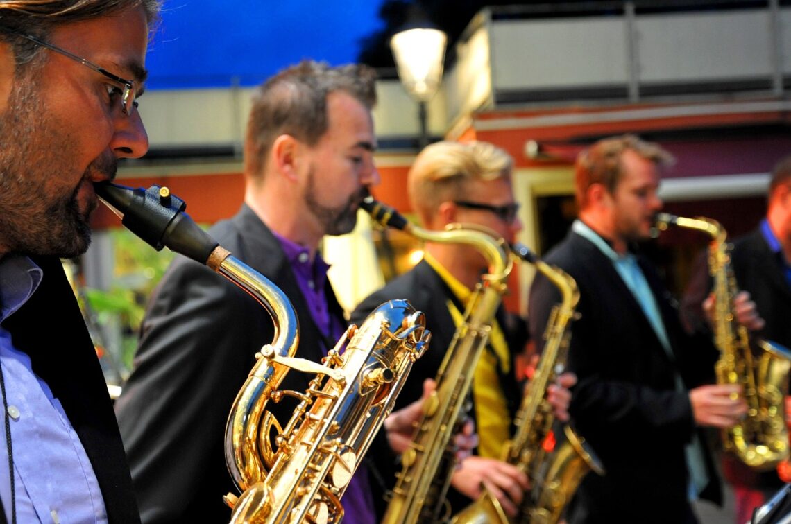 Symbolbild von Musikern, die Blasinstrumente vor beleuchtetem Hintergrund spielen zur Veranschaulichung des gratis Kulturprogramms in Purkersdorf.