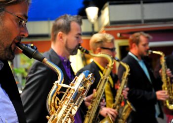 Symbolbild von Musikern, die Blasinstrumente vor beleuchtetem Hintergrund spielen zur Veranschaulichung des gratis Kulturprogramms in Purkersdorf.