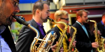 Symbolbild von Musikern, die Blasinstrumente vor beleuchtetem Hintergrund spielen zur Veranschaulichung des gratis Kulturprogramms in Purkersdorf.