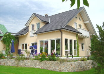 Bild eines Einfamilienhauses mit Satteldach als Symbol für Wohnbaudarlehen.