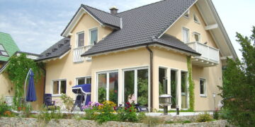 Bild eines Einfamilienhauses mit Satteldach als Symbol für Wohnbaudarlehen.