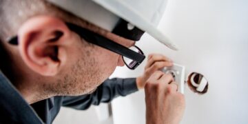 Symbolbild eines Elektrikers bei der Arbeit zur Veranschaulichung des Fachkräftemangels und der Arbeitslosigkeit in Niederösterreich.