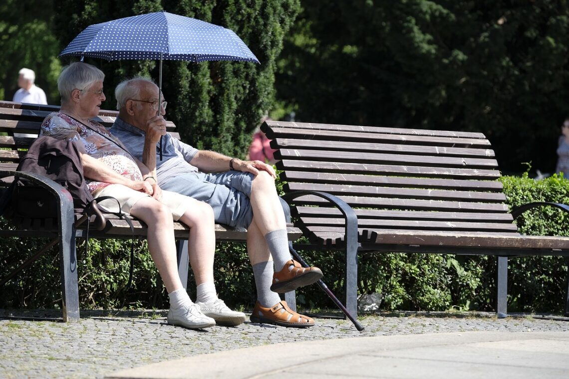 Symbolbild Equal Pension Day in NÖ: Zwei ältere Menschen sitzen nebeneinander auf einer Parkbank.