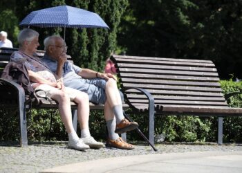 Symbolbild Equal Pension Day in NÖ: Zwei ältere Menschen sitzen nebeneinander auf einer Parkbank.