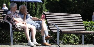 Symbolbild Equal Pension Day in NÖ: Zwei ältere Menschen sitzen nebeneinander auf einer Parkbank.