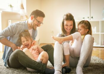 Symbolbild für soziale Familienpolitik der SPÖ: Familie mit zwei Töchtern.