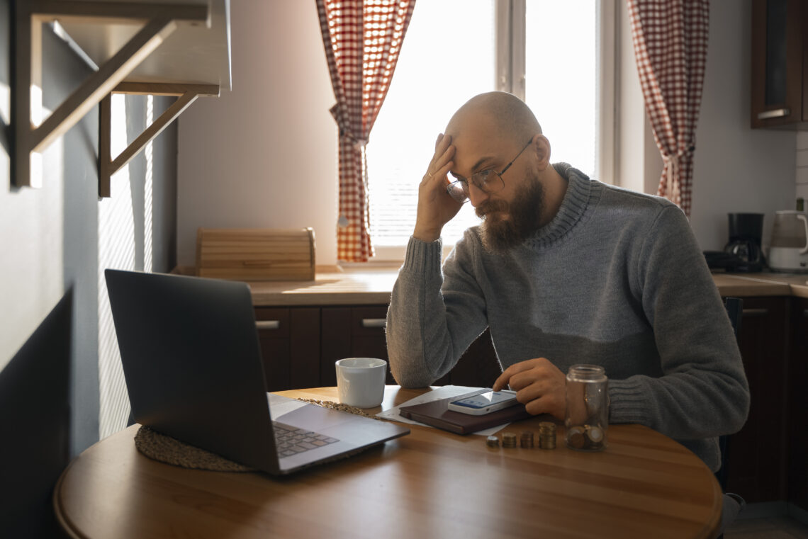 Verzweifelter Mann als Symbol für steigende Lebensmittel- und Energiepreise in NÖ.