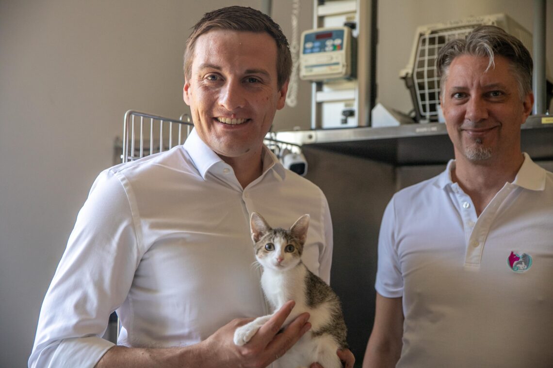 Im Einsatz für Blaulicht für Tierrettungen: Das BIld zeigt Sven Hergovich, Ing. Marcus Serringer und Kätzchen Mila.