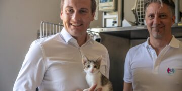 Im Einsatz für Blaulicht für Tierrettungen: Das BIld zeigt Sven Hergovich, Ing. Marcus Serringer und Kätzchen Mila.
